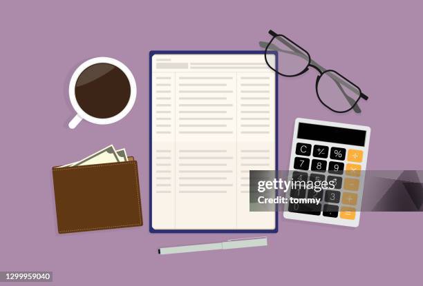 ilustraciones, imágenes clip art, dibujos animados e iconos de stock de libro de banco, bolígrafo, vasos, calculadora, taza de café y una billetera en la mesa - plan financiero