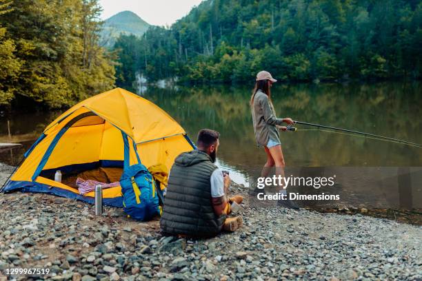 nous prenons toujours le temps de pêcher - camping photos et images de collection