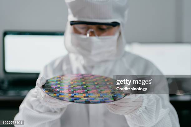chip engineer working in laboratory - chip fabrik stock-fotos und bilder