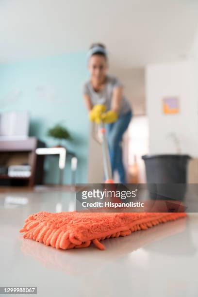 close-up em uma mulher limpando o chão em casa - housework - fotografias e filmes do acervo