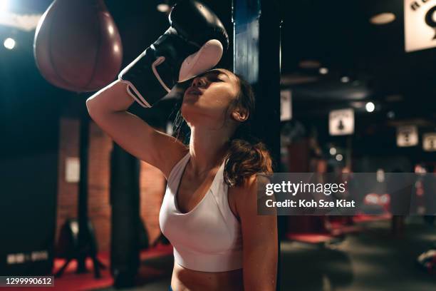 beautiful female taking a break during gym training - toughness imagens e fotografias de stock