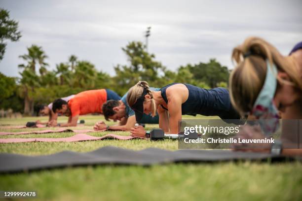 grupo de fitness al aire libre - exercise class fotografías e imágenes de stock