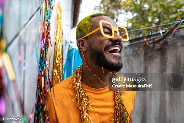 portret van afro mens die van carnaval geniet - carnaval feestelijk evenement stockfoto's en -beelden
