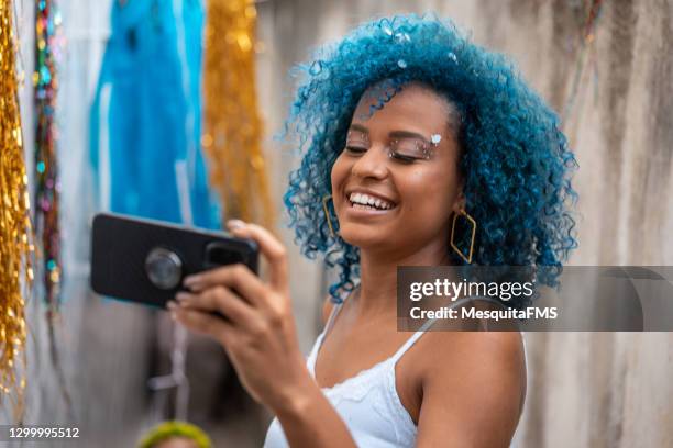 frau mit smartphone im karneval - carnaval woman stock-fotos und bilder