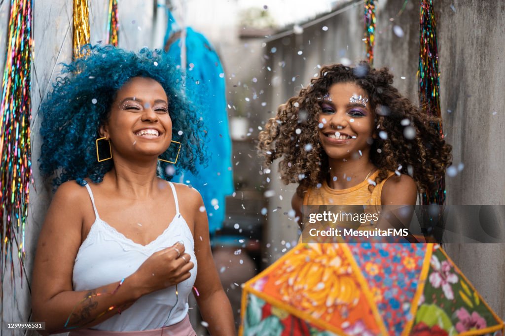 Friends dancing frevo at home