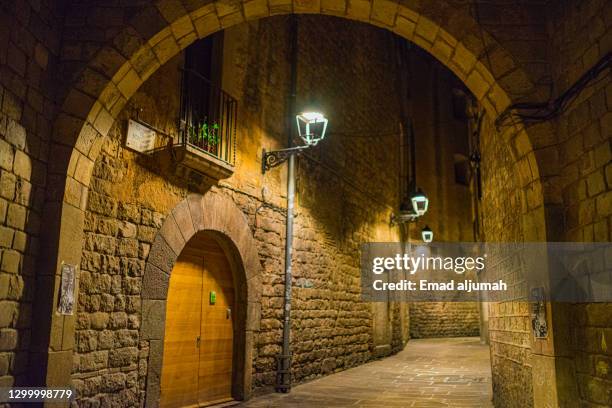 the charm and mystery of gothic quarter at night, barcelona, spain - étroit photos et images de collection