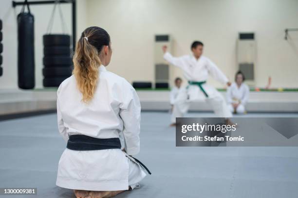 instructeur de karaté dans le kimono au-dessus de voir la session d’entraînement de karaté dans une gymnastique sportive - jiu jitsu photos et images de collection