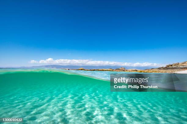 immagine divisa dell'acqua cristallina dell'oceano con grande chiarezza e cielo blu - paesi del golfo foto e immagini stock