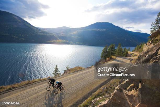 giro in bicicletta su strada gravel - kootenays columbia britannica foto e immagini stock