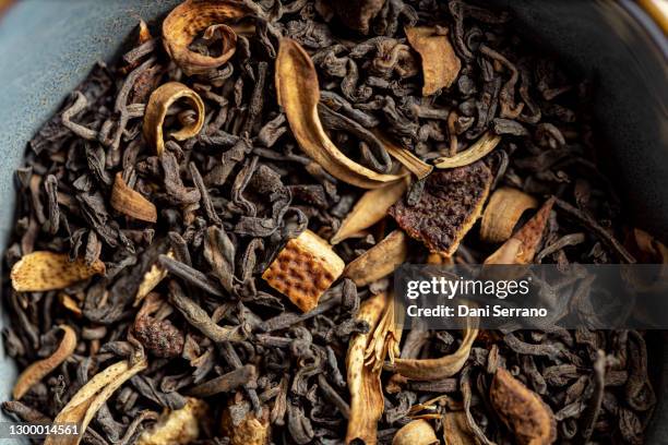 pile of loose tea in bowl - dried fotografías e imágenes de stock
