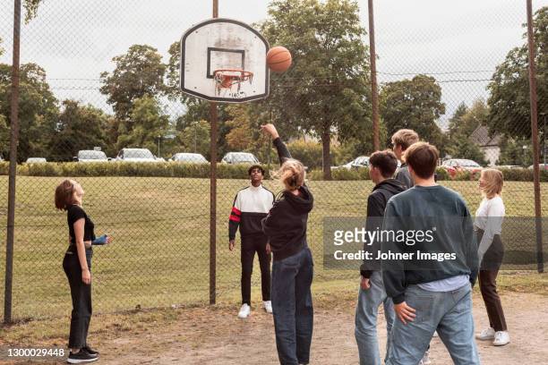 teenagers playing basketball - basketball teen stock pictures, royalty-free photos & images
