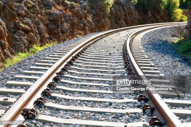 low angle view of train track curve - tramway - fotografias e filmes do acervo