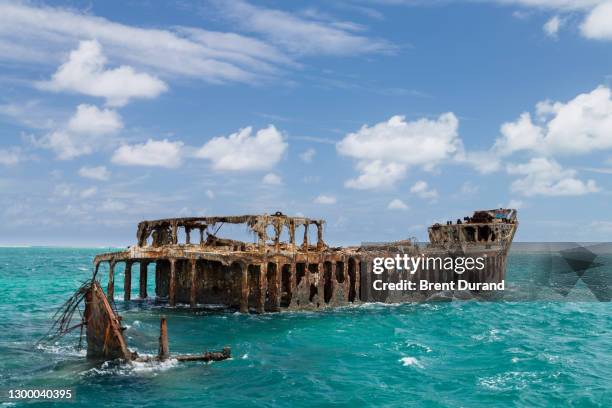 sapona shipwreck in bimini - bimini photos et images de collection