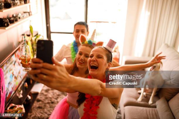 freunde machen ein selfie während des karnevals zu hause - fiesta stock-fotos und bilder