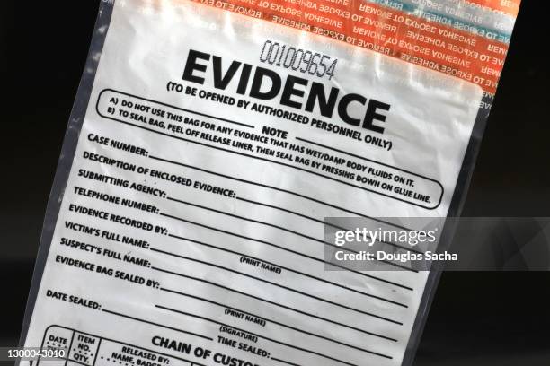evidence bag for crime scene clues - busta per la raccolta di prove incriminatorie foto e immagini stock