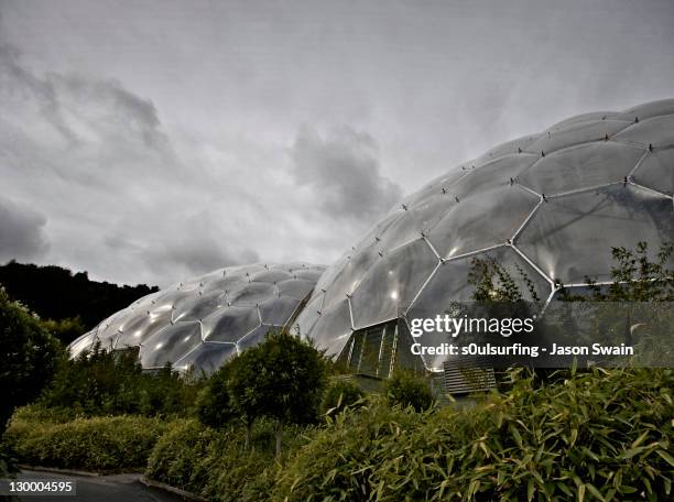 geodesic biome domes at eden project - geodetisk kupol bildbanksfoton och bilder