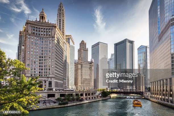 chicago river tourboat cruise downtown chicago wolkenkrabbers - chicago stockfoto's en -beelden