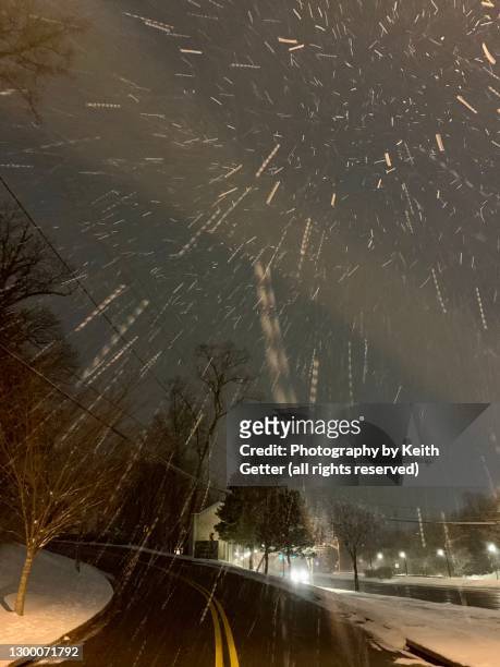 rain, sleet and snow on a winter night - sleet imagens e fotografias de stock