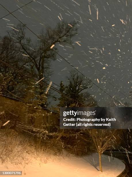 rain, sleet and snow on a winter night - schneeregen stock-fotos und bilder