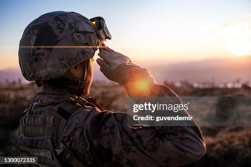 女軍士兵對日落的天空敬禮 女軍士兵對日落的天空敬禮