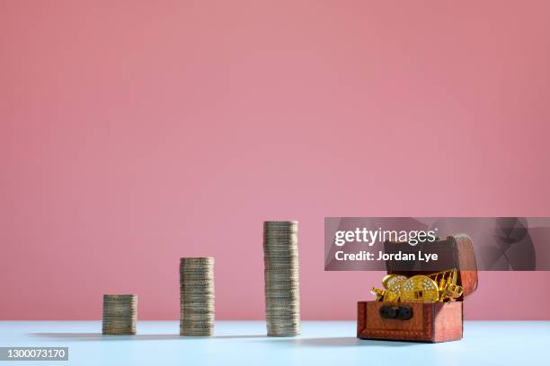close-up of coin stack graph and treasure chest - schatkist stockfoto's en -beelden