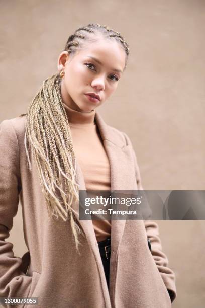 retrato de uma jovem em um casaco bege. - alongamento de cabelo - fotografias e filmes do acervo