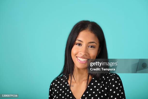 studio headshot van een tiener op een teal achtergrond. - puerto rican ethnicity stockfoto's en -beelden