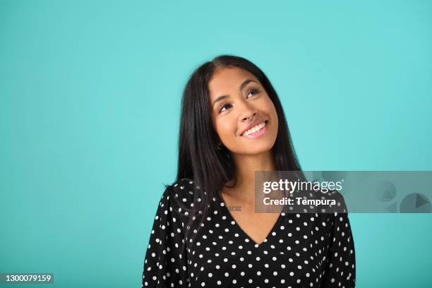 studio-kopfschuss eines teenagers auf einem petrol-hintergrund. - puertoricanischer abstammung stock-fotos und bilder