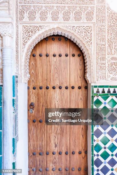 arched door in the alhambra - granada spanje stockfoto's en -beelden