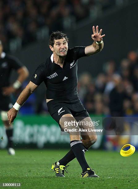 Flyhalf Stephen Donald of the All Blacks kicks a penalty goal during the 2011 IRB Rugby World Cup Final match between France and New Zealand at Eden...