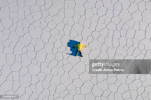 aerial view of man at salar de uyuni, aitiplano, bolivia. traveling in bolivia - cloud sales fotografías e imágenes de stock