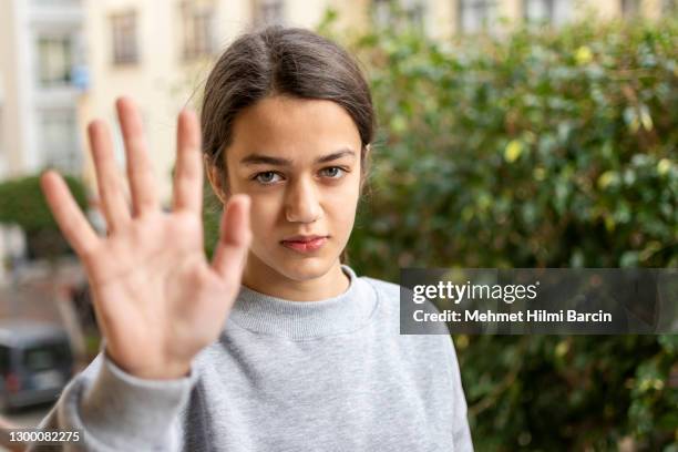 stoppen - stopschild stock-fotos und bilder