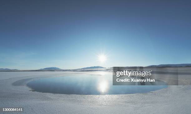 circular hole in the ice lake - paysage enchanteur photos et images de collection