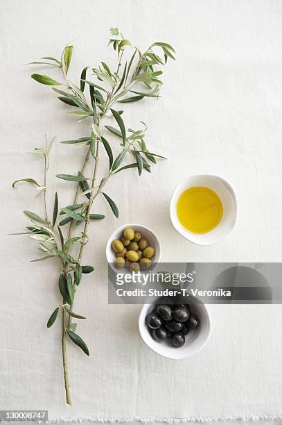 olives - olijfolie stockfoto's en -beelden