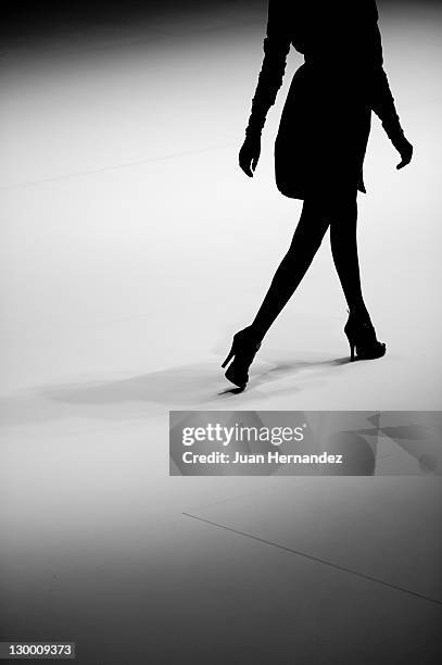 shade fashion - catwalk stock pictures, royalty-free photos & images