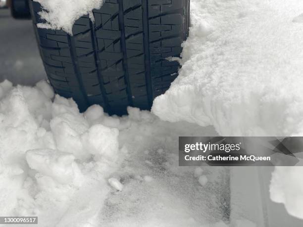 car tire stuck in deep snow - car stuck in snow stock-fotos und bilder