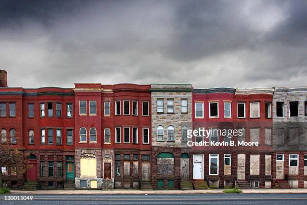 abandoned rowhouses in baltimore city - baltimore maryland photos et images de collection