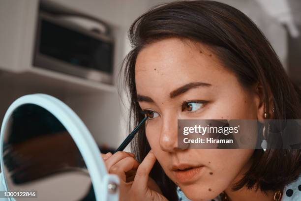 ライナーのビットは長い道のりを行く - eyeliner ストックフォトと画像