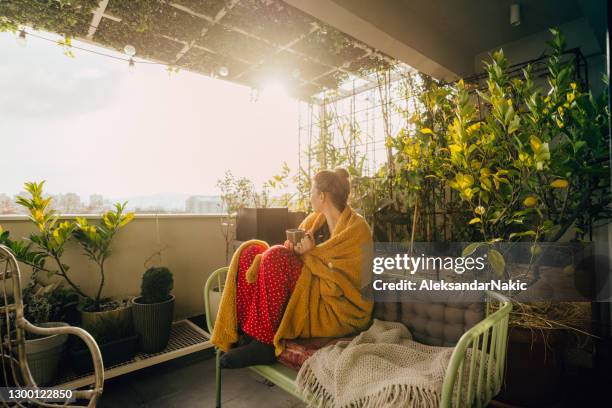 una taza de té caliente en una mañana fría y soleada - té terraza fotografías e imágenes de stock