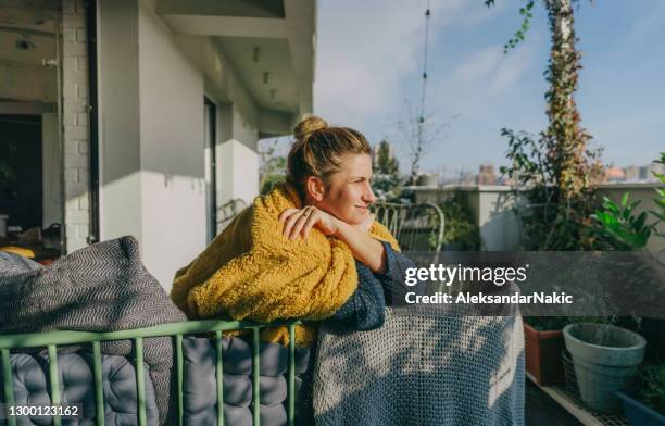 matin relaxant sur ma terrasse - balcony stock photos et images de collection