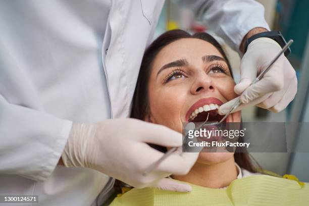 verantwoordelijke vrouw bij haar maandelijkse tandcontrolebenoeming - parodontitis stockfoto's en -beelden