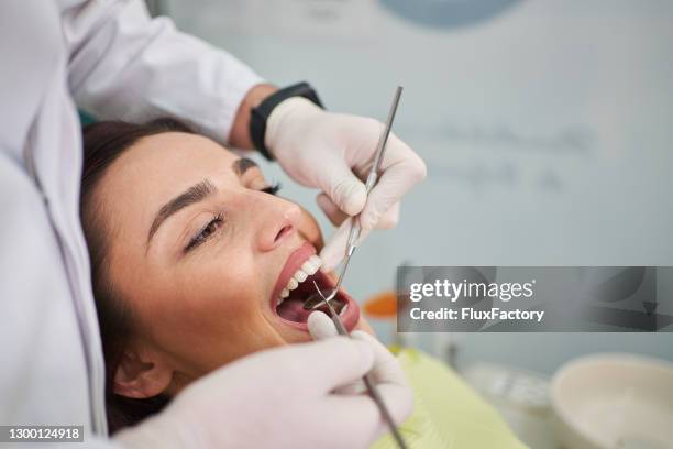 ¡sus dientes son perfectos! salud bucal perfecta - dentist's office fotografías e imágenes de stock