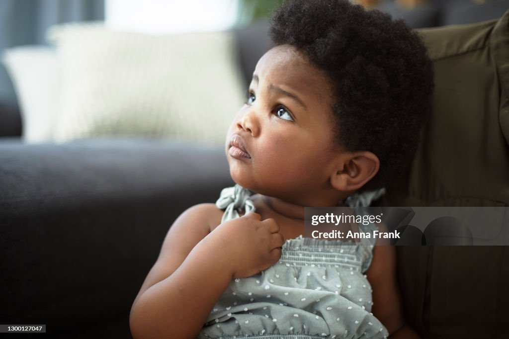 Verticale du jeune enfant s’asseyant dans le tour de ses grands-mères