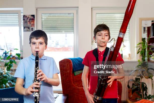 homeschooling muzieklessen - bassoon stockfoto's en -beelden