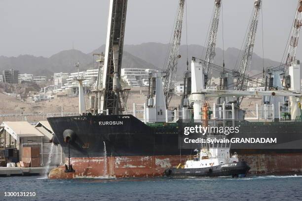 Cargo "Eurosun" et remorqueur dans le port, 22 novembre 2016, Eilat, Israel.