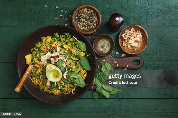 vegan glutenvrije romige avocado pesto pasta - mediterraanse gerechten stockfoto's en -beelden