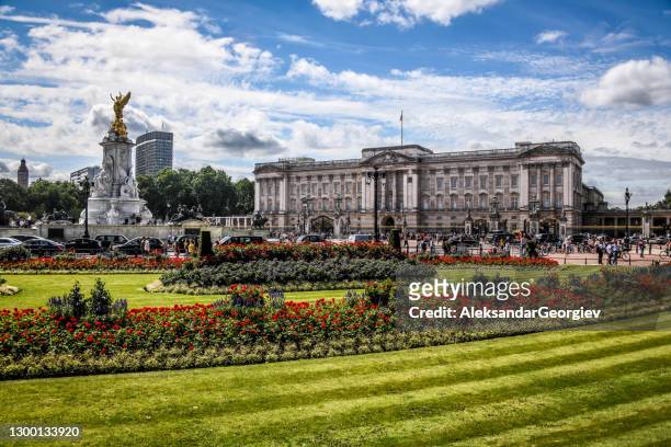 buckingham palace park and victoria memorial in london, vereinigtes königreich - buckingham palace stock-fotos und bilder
