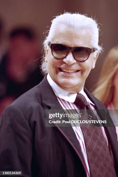 Le styliste Karl Lagerfeld à la fin de son défilé pour Chanel, Haute Couture, collection Printemps/été 1999 à Paris le 16 janvier 1999, France