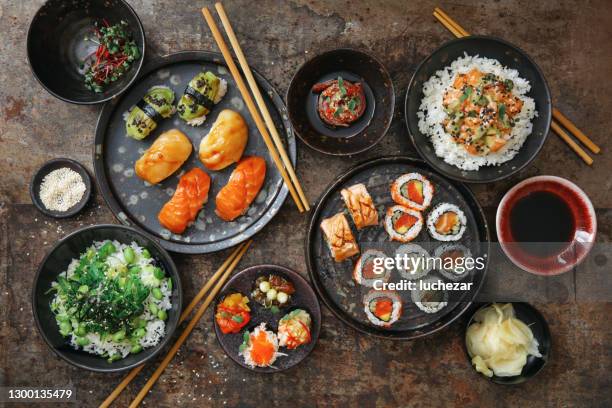 traditionelle japanische gerichte. sushi und sushi roll set. reisschalen. thunfisch tataki. - japanische küche stock-fotos und bilder
