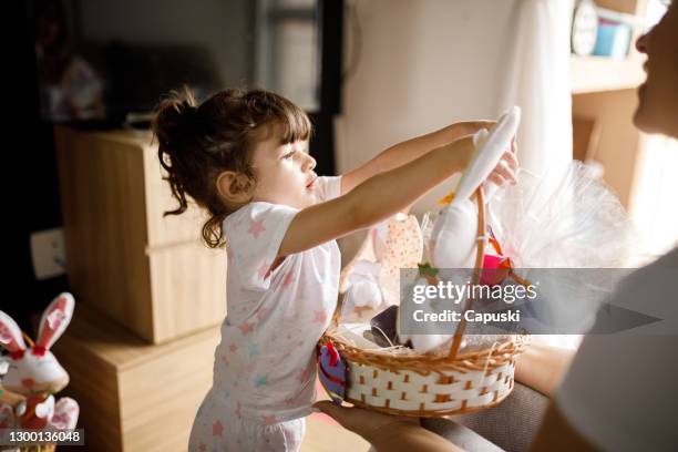 menina brincando com cesta de páscoa - easter basket - fotografias e filmes do acervo